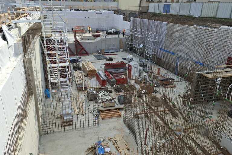 Stavba školy - kontrolní den 14. dubna