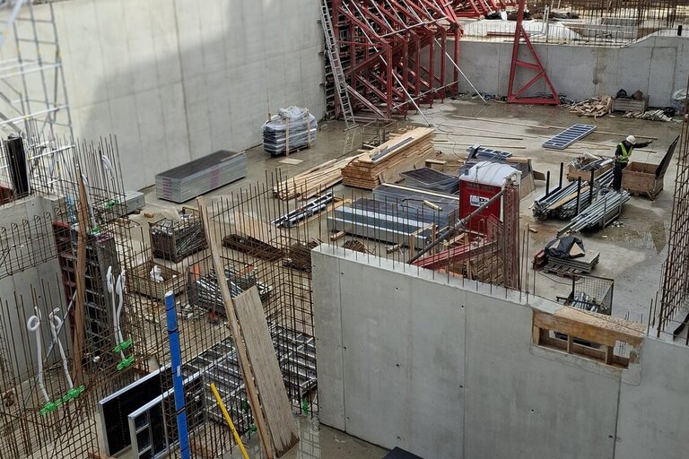 Stavba školy - kontrolní den 21. dubna